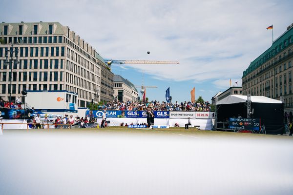 Cedric Trinemeier (MTG Mannheim) beim Kugelstossen waehrend der deutschen Leichtathletik-Meisterschaften auf dem Pariser Platz am 24.06.2022 in Berlin